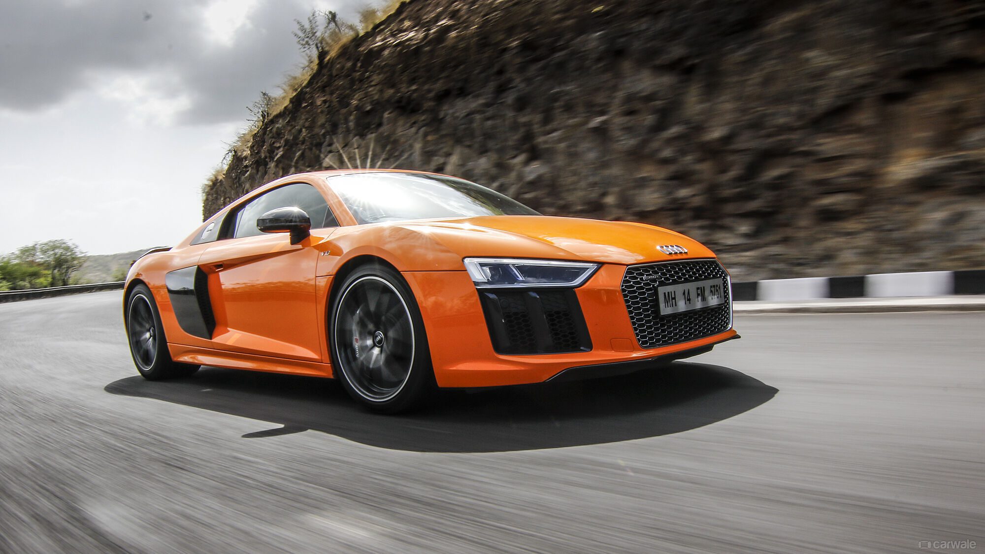 audir8rightfrontthreequarter (3)-min